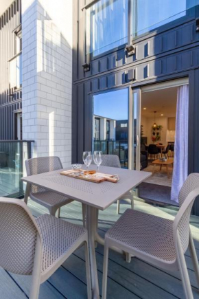 Central Charm 2 bed 2 bath w/ sunny Balcony Christchurch